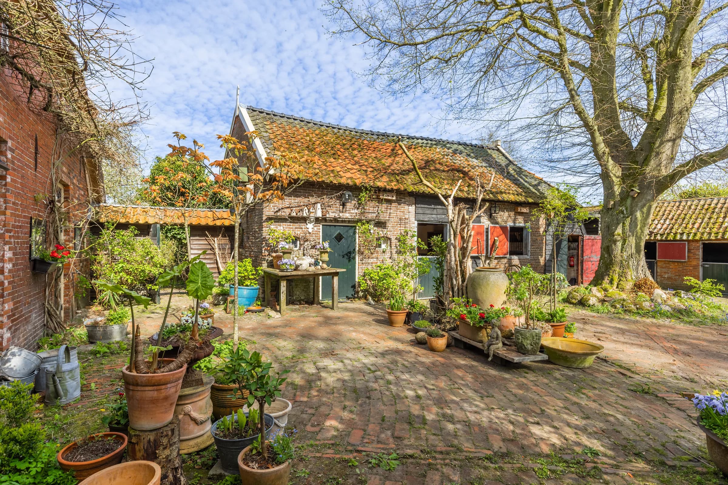 Karaktervol bijgebouw in Friese tuin, vastgoedfotografie Friesland
