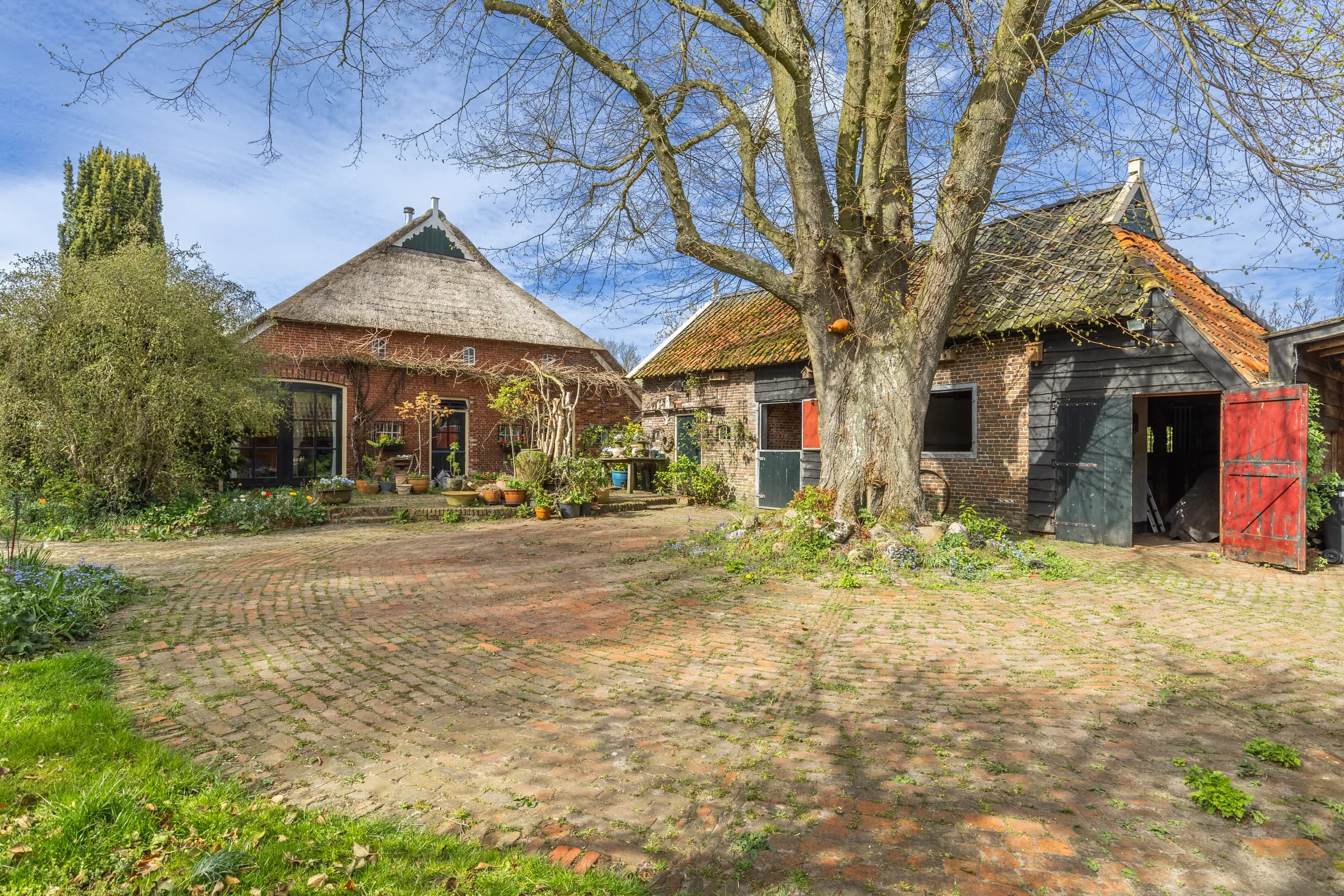 Friese boerderij met erf en bijgebouwen, vastgoedfotografie Friesland