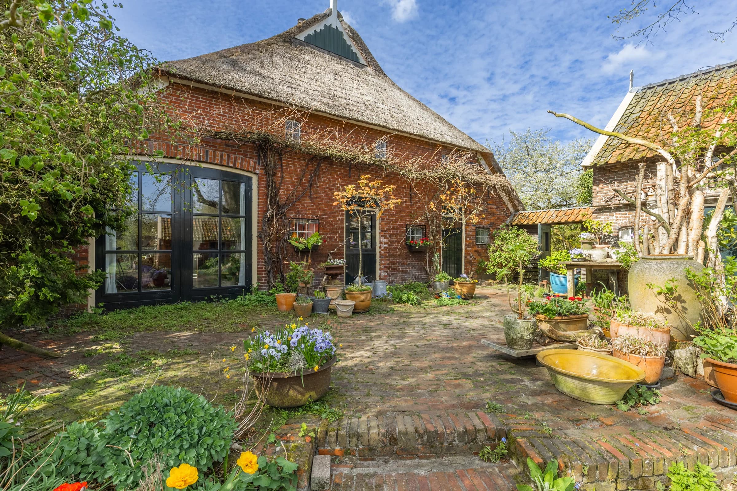 Historische Friese boerderij met beplante tuin, vastgoedfotografie Friesland