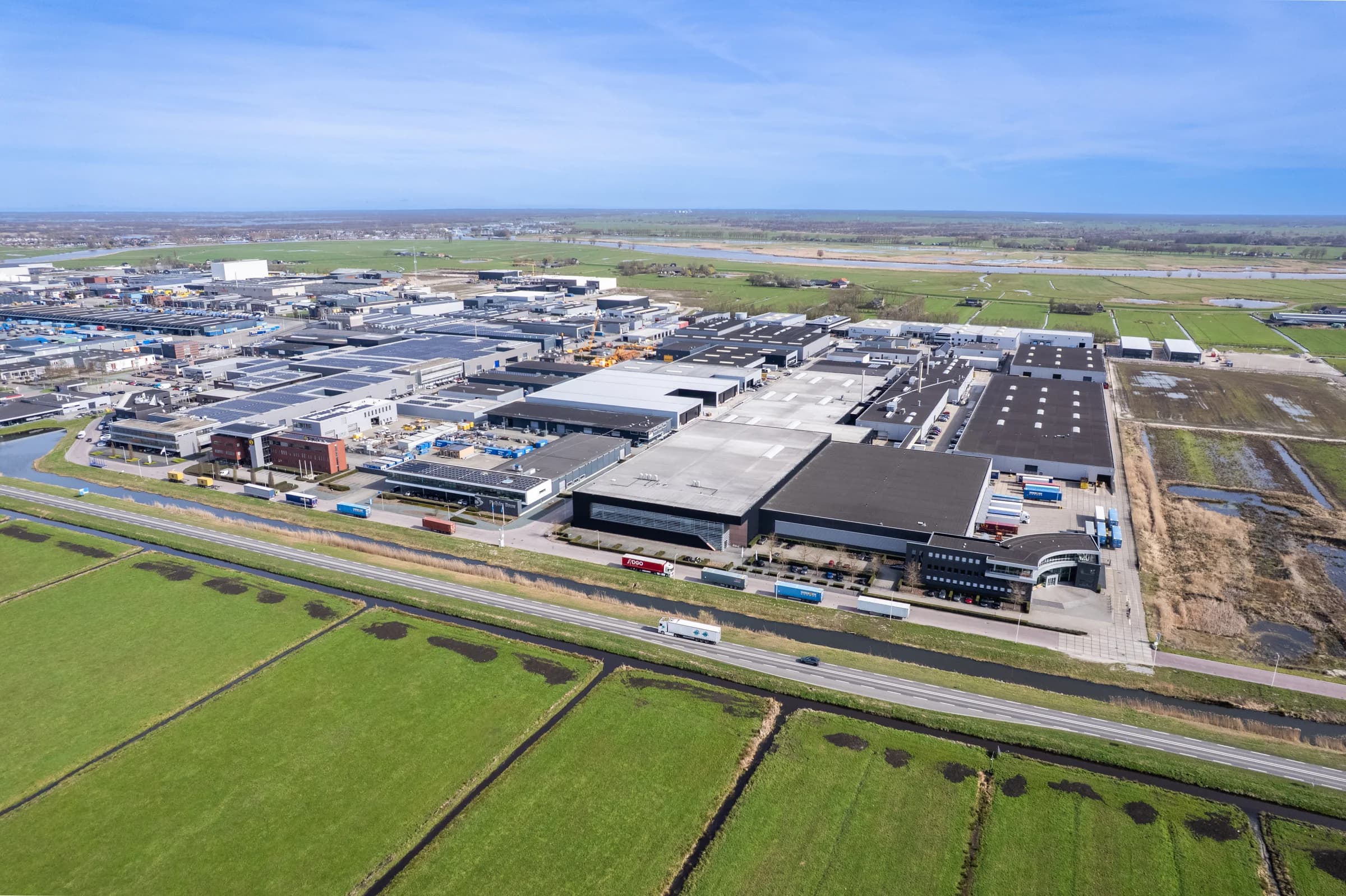 Luchtopname industrieel complex Friesland, BOG vastgoedfotografie