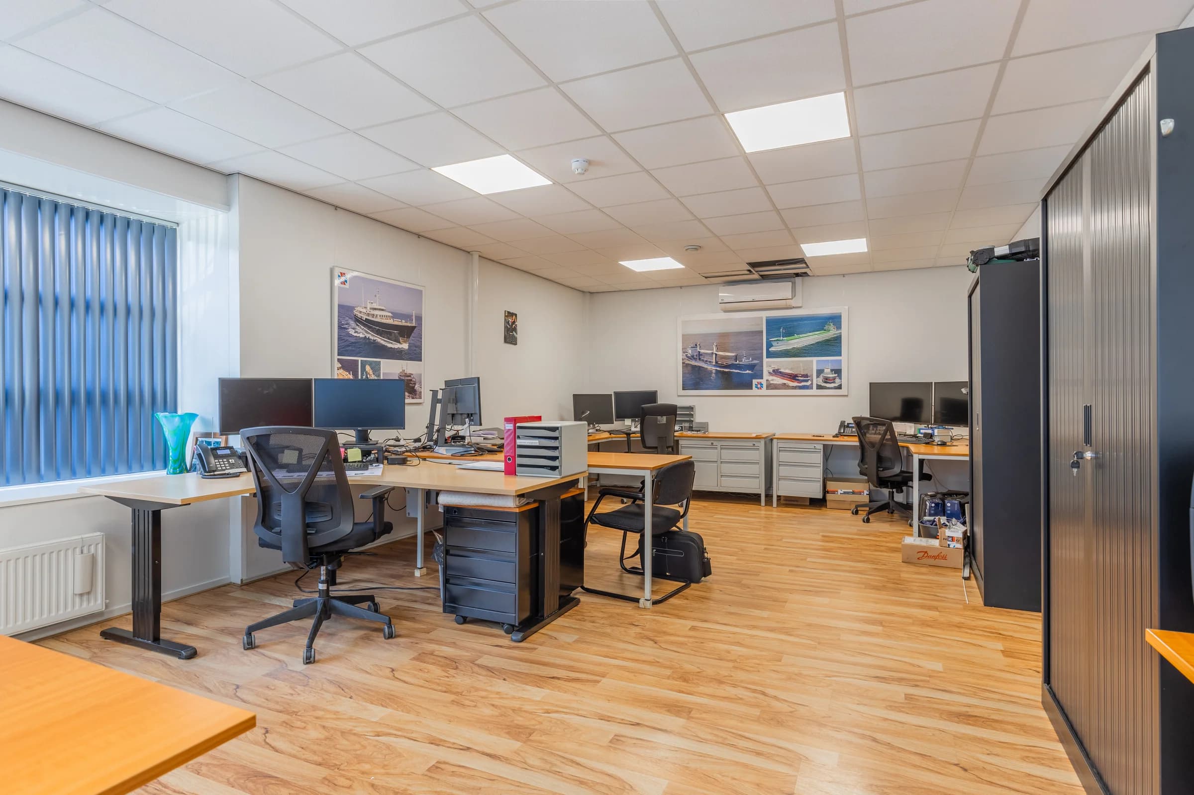 Kantoor interieur met werkplekken, BOG vastgoedfotografie Friesland
