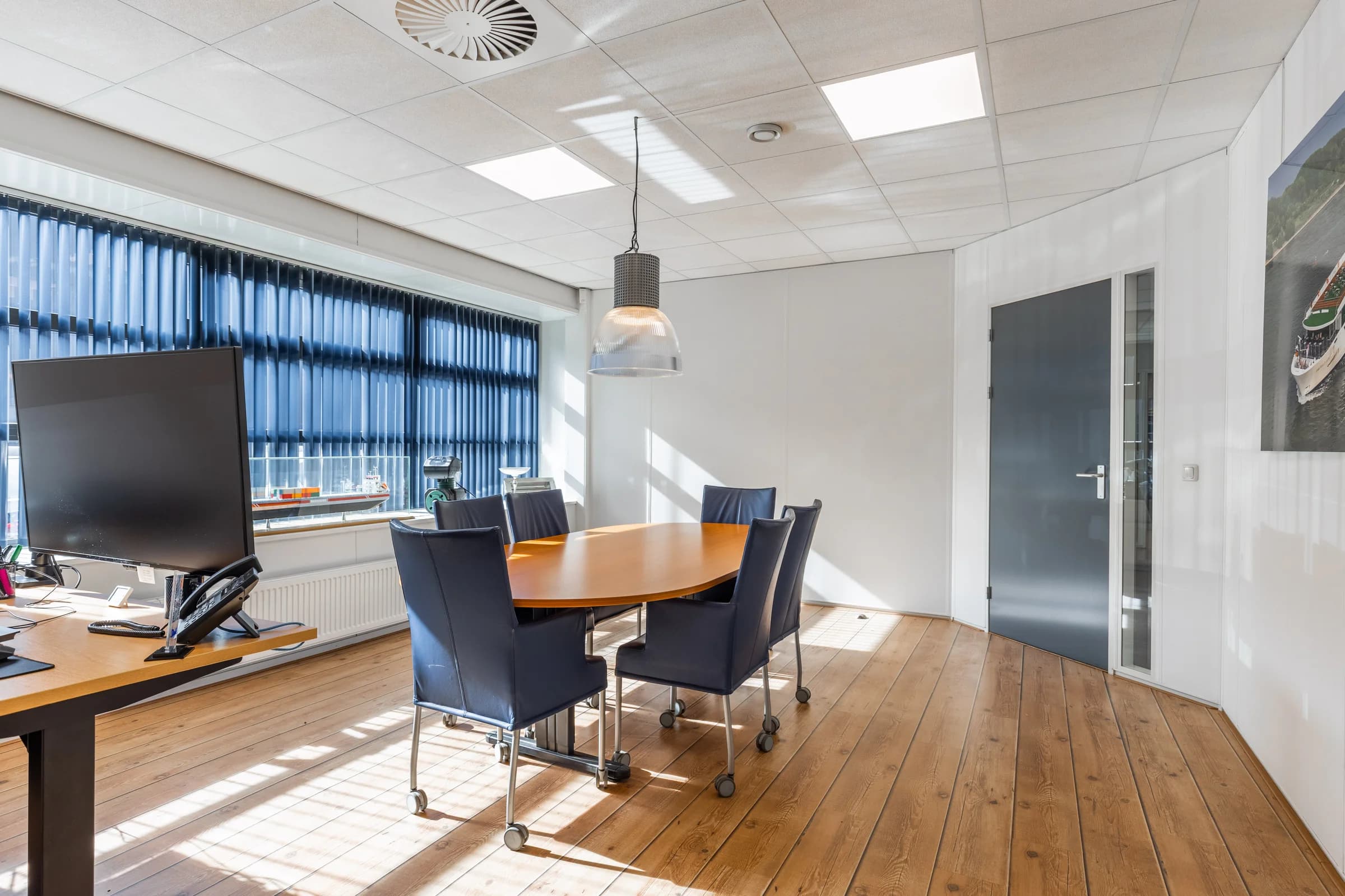 Kantoorruimte met vergadertafel, BOG vastgoedfotografie Friesland