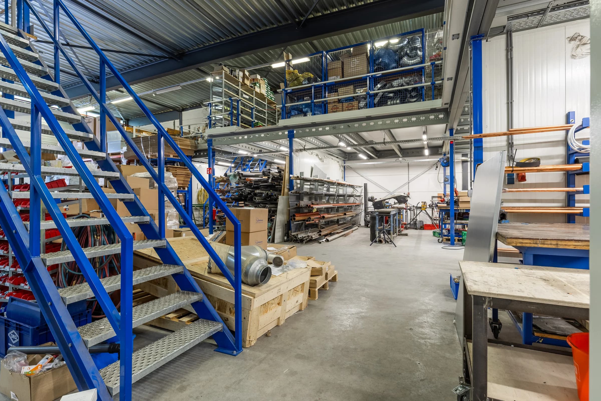 Magazijn interieur met stellingen, BOG vastgoedfotografie Friesland