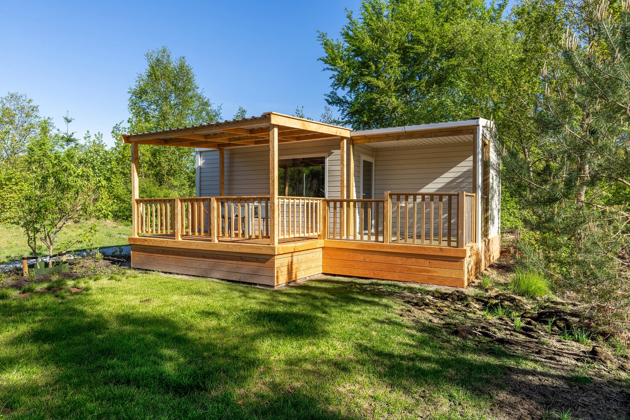 Chalet met houten veranda in groene omgeving, vastgoedfotografie Friesland