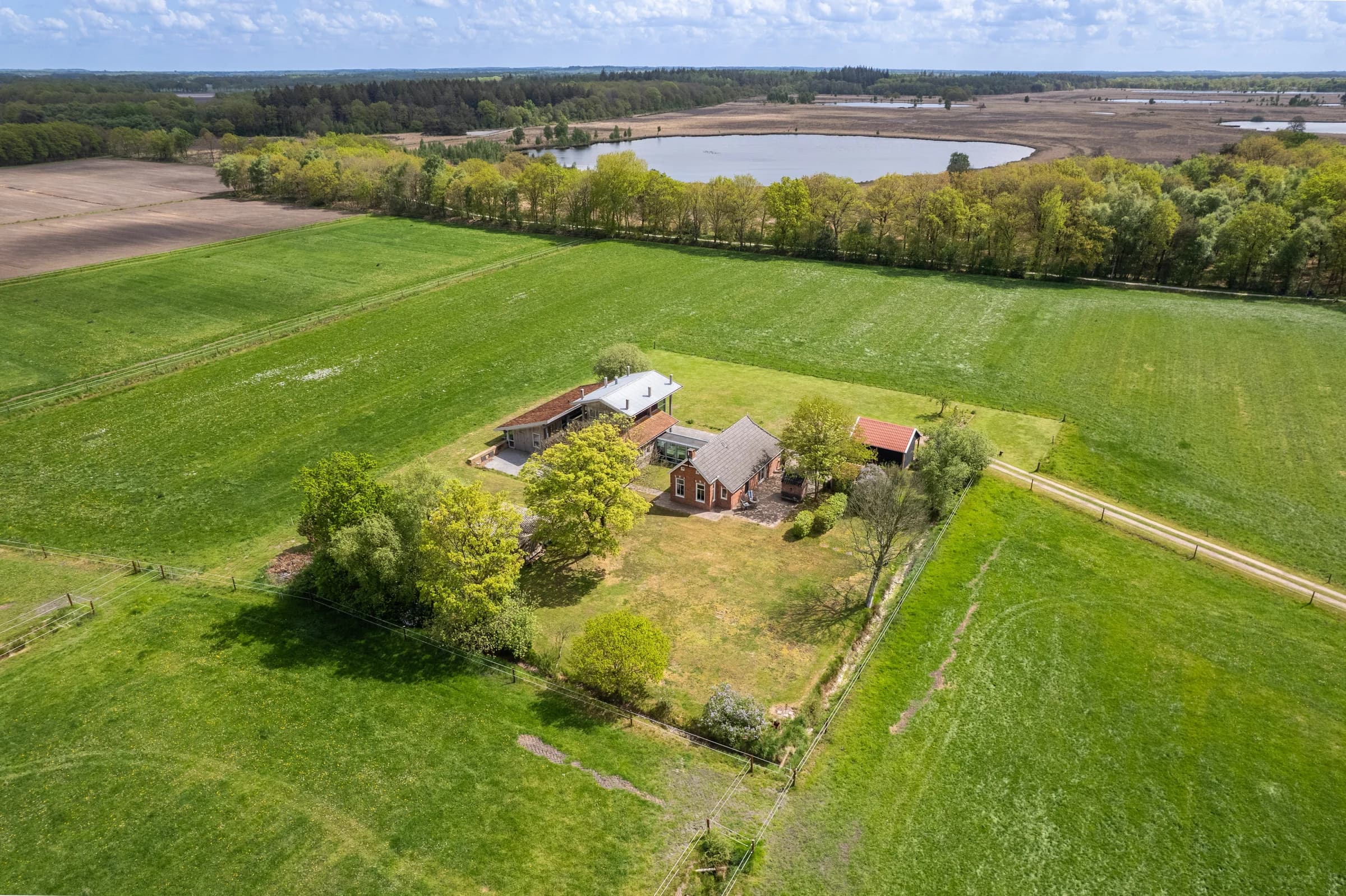 Drone boerderij in open Fries landschap, vastgoedfotografie Friesland