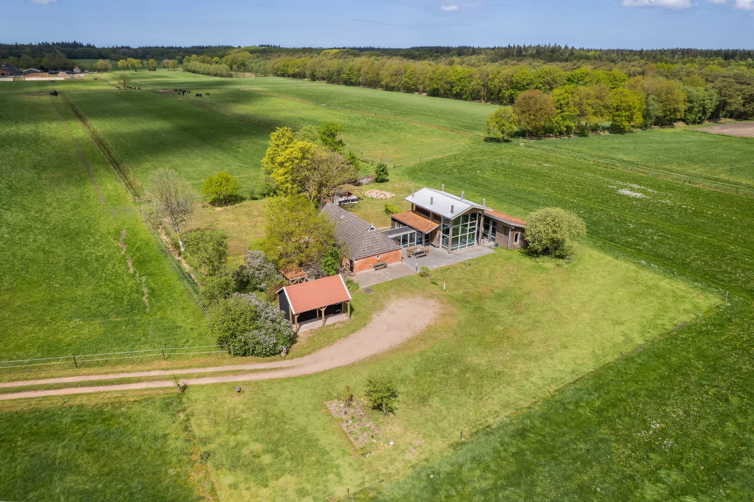 Drone-opname Friese boerderij bij vijver, vastgoedfotografie Friesland