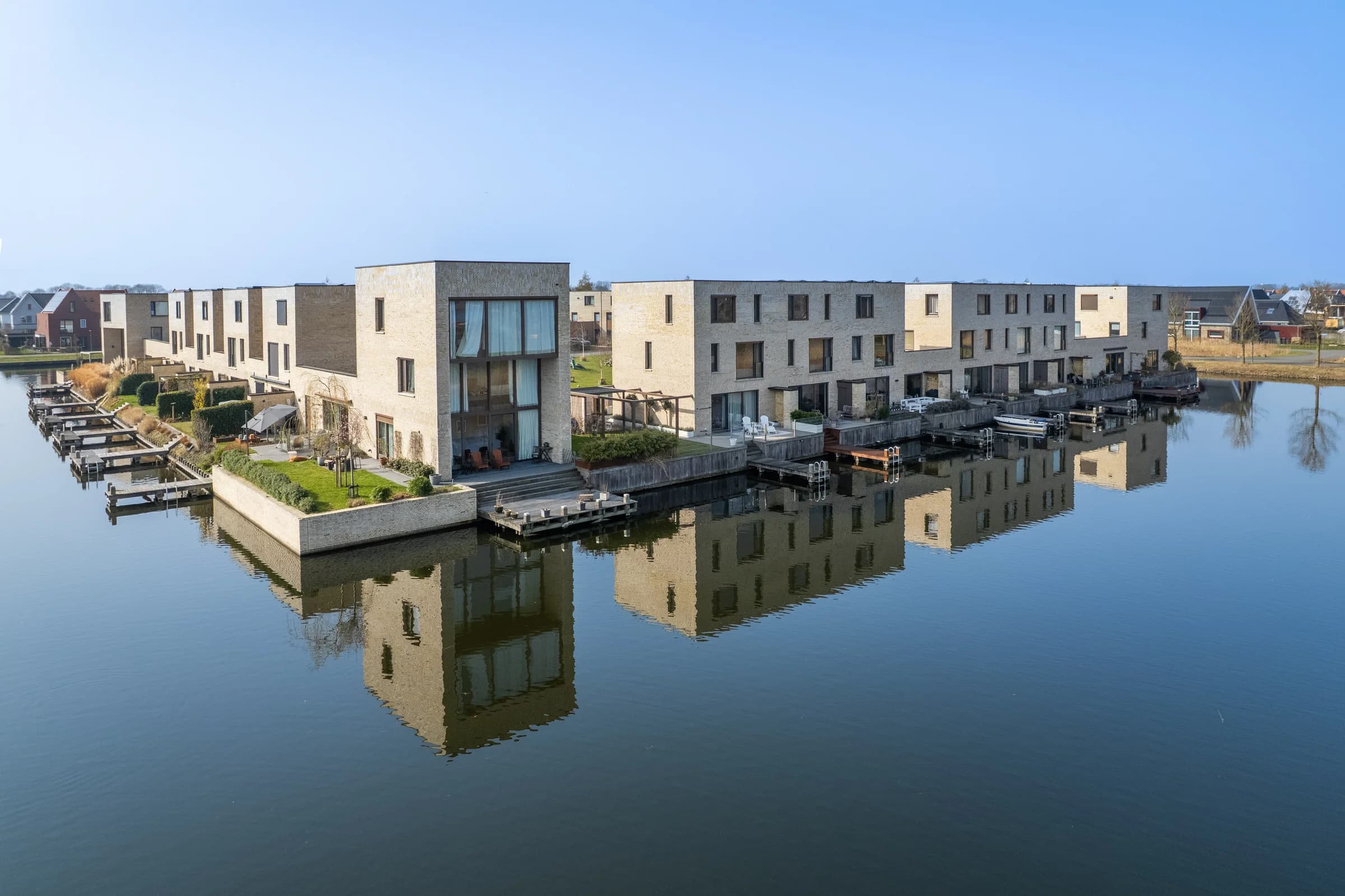 Drone-opname nieuwbouwwoningen aan het water, vastgoedfotografie Friesland