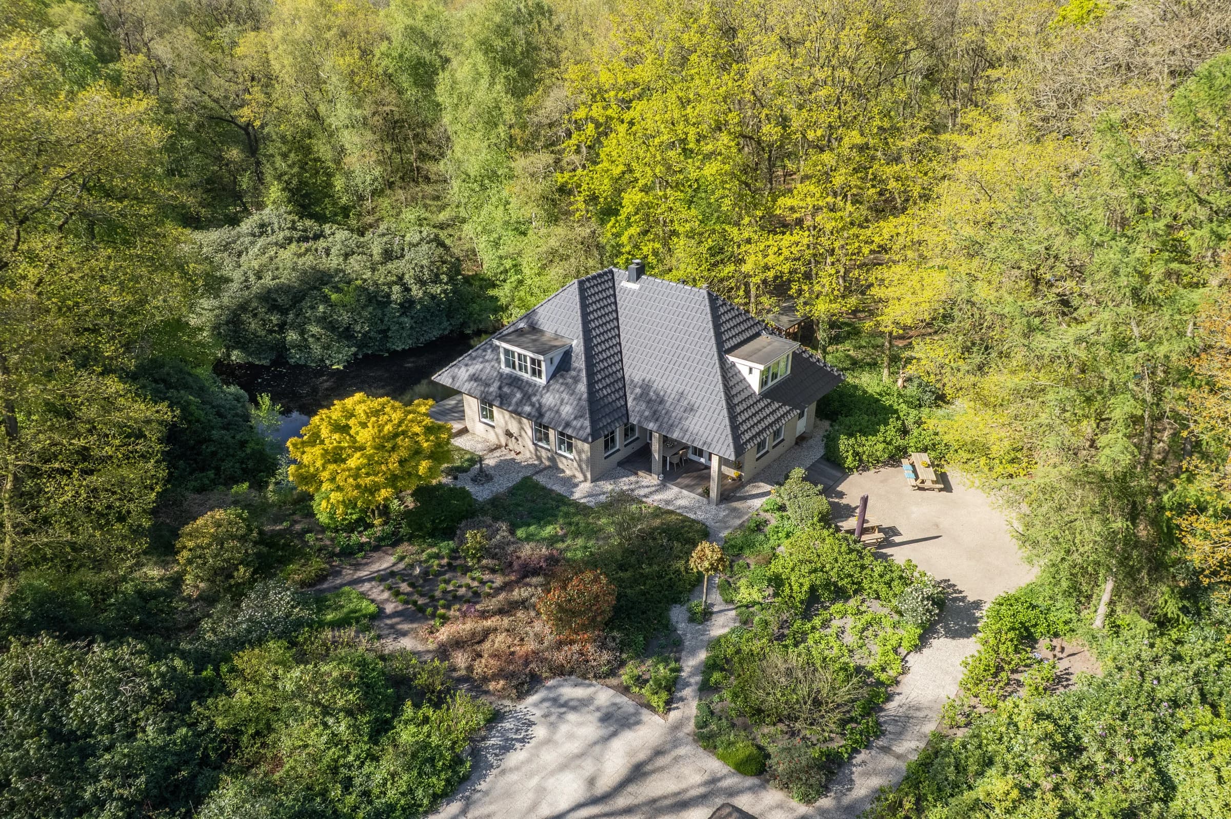 Drone villa verscholen in het bos, vastgoedfotografie Friesland