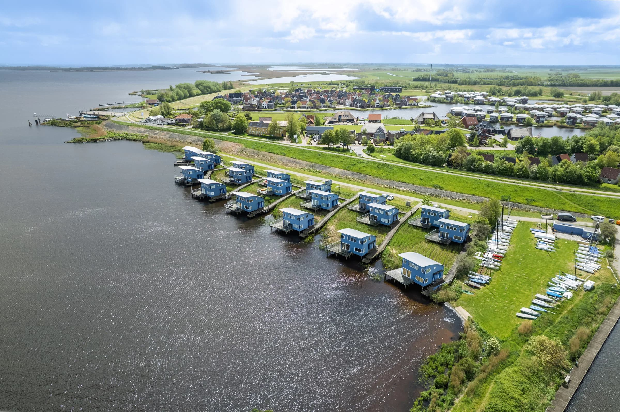Drone watervillas aan het meer in Friesland, vastgoedfotografie