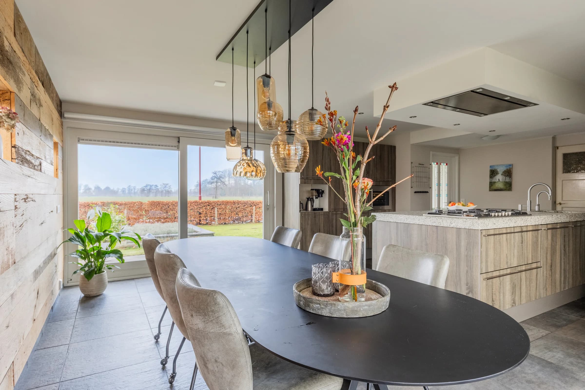 Eetkamer en keuken met uitzicht op weiland, interieur vastgoedfotografie