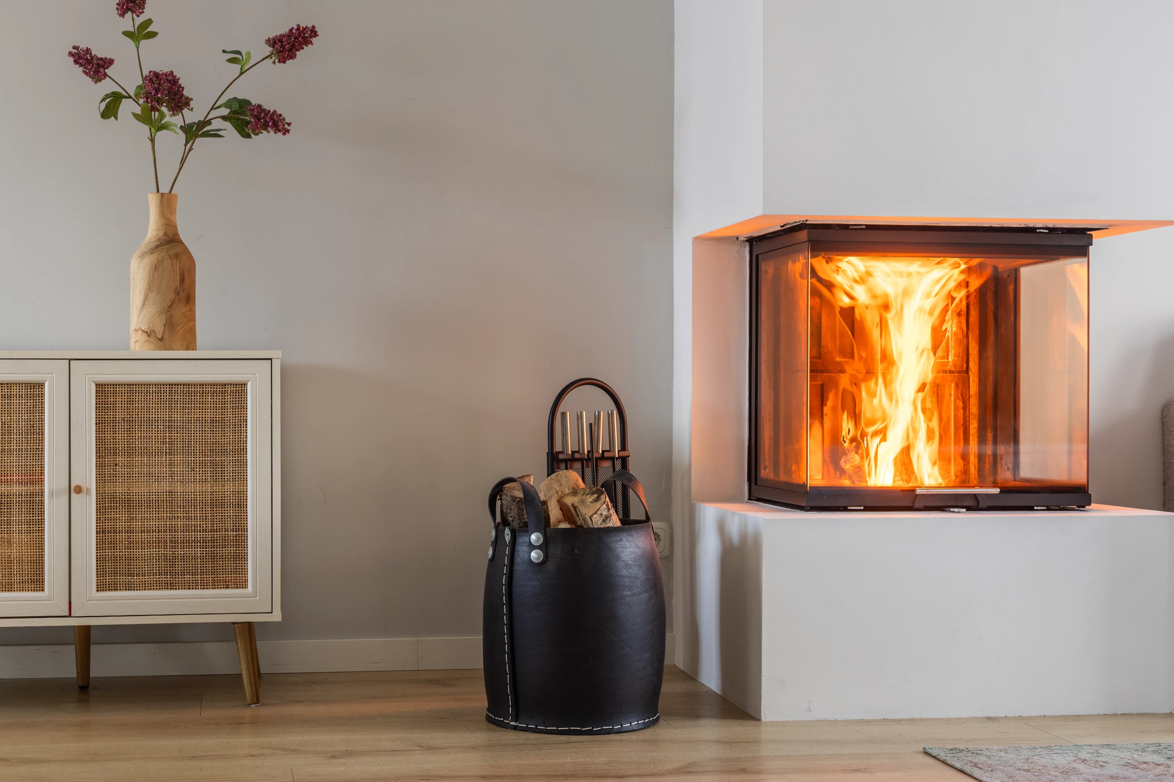 Brandende open haard met sfeervolle verlichting in moderne woonkamer, detail vastgoedfotografie