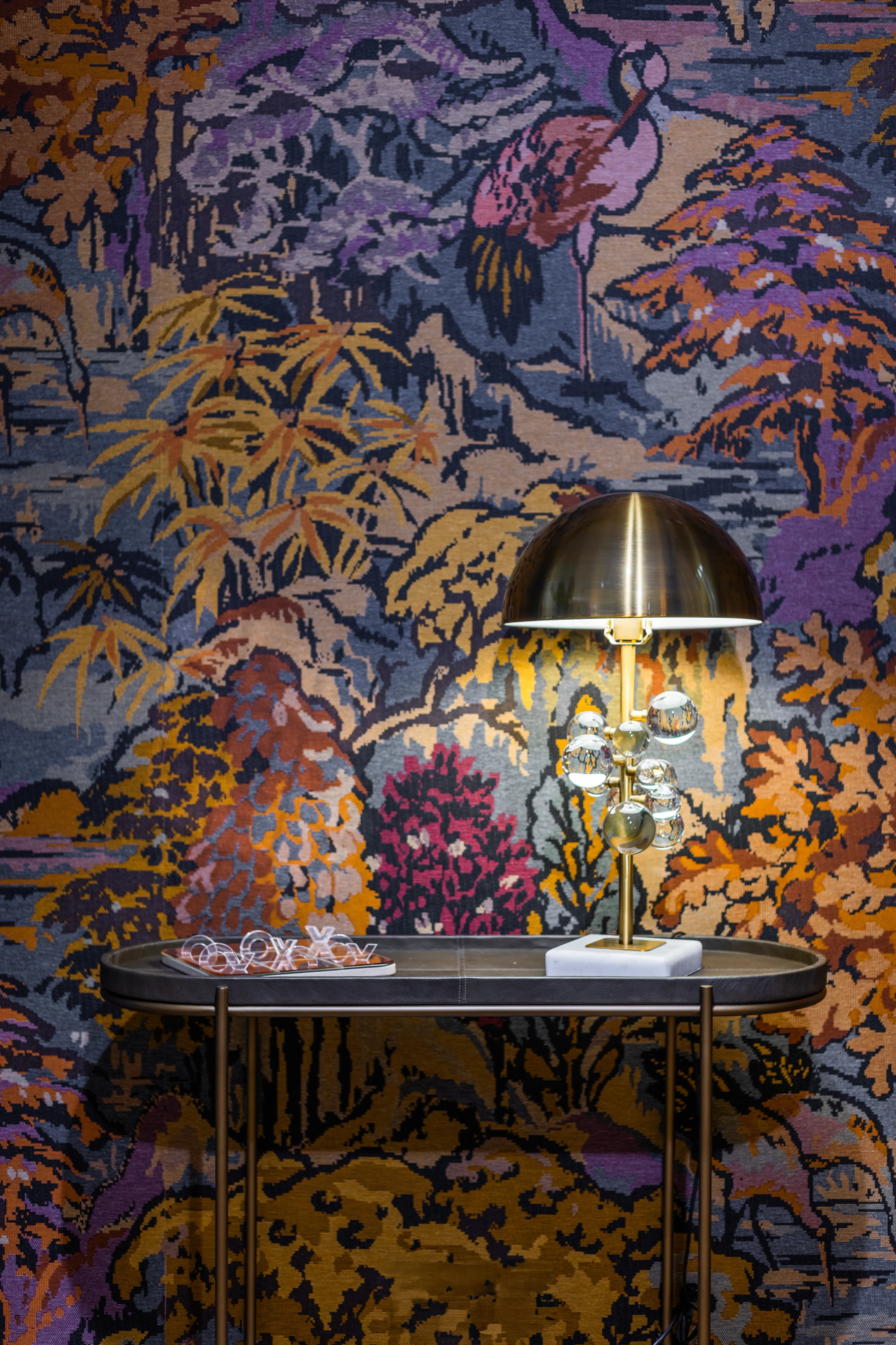 Gouden tafellamp op sidetable voor exotisch behang, luxe sfeer vastgoedfotografie