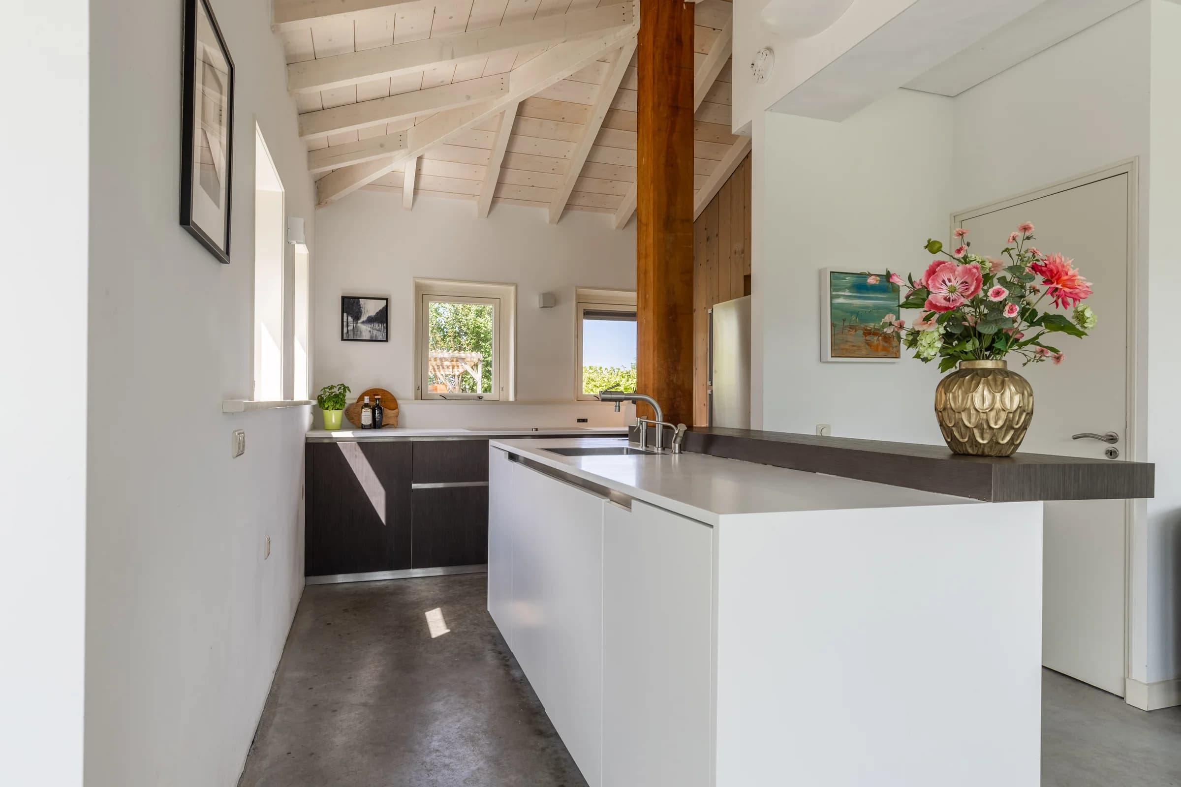 Keuken met houten balken in landelijk pand, interieur vastgoedfotografie