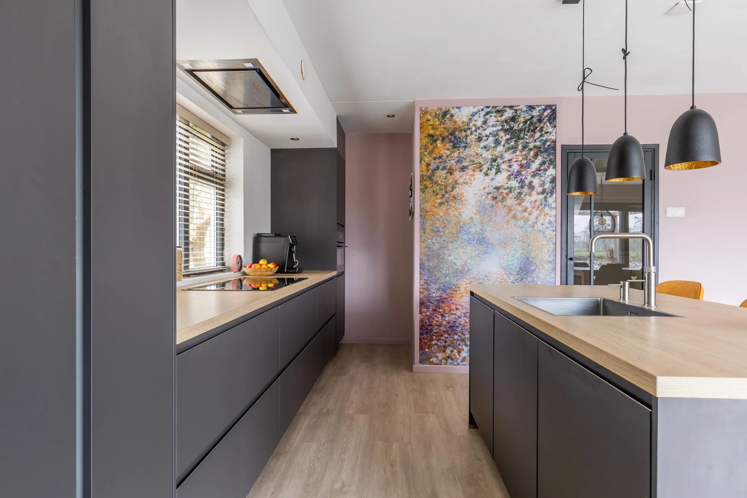 Moderne donkere keuken, interieur vastgoedfotografie Friesland