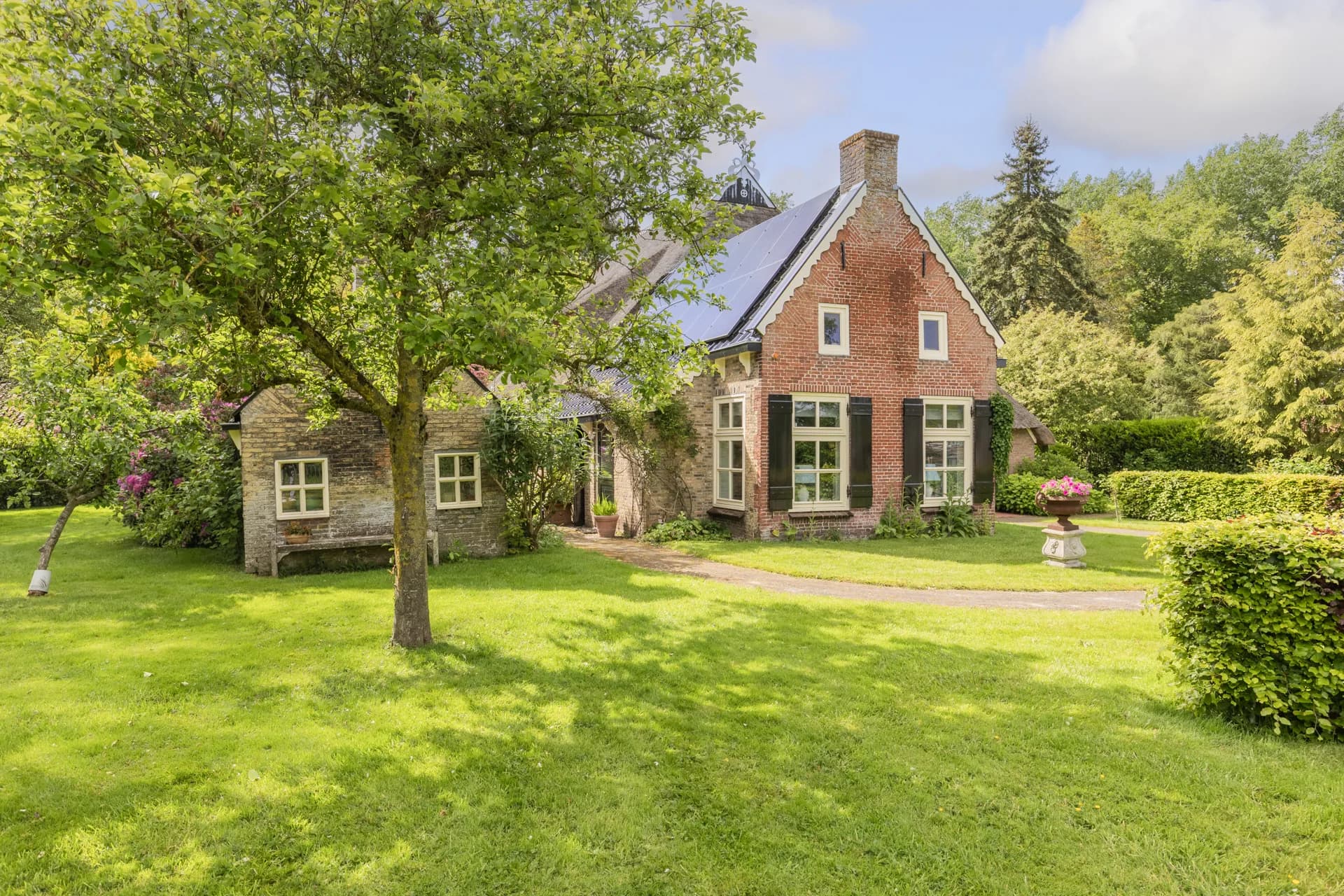 Landelijk herenhuis met grote tuin en volwassen bomen, vastgoedfotografie Friesland