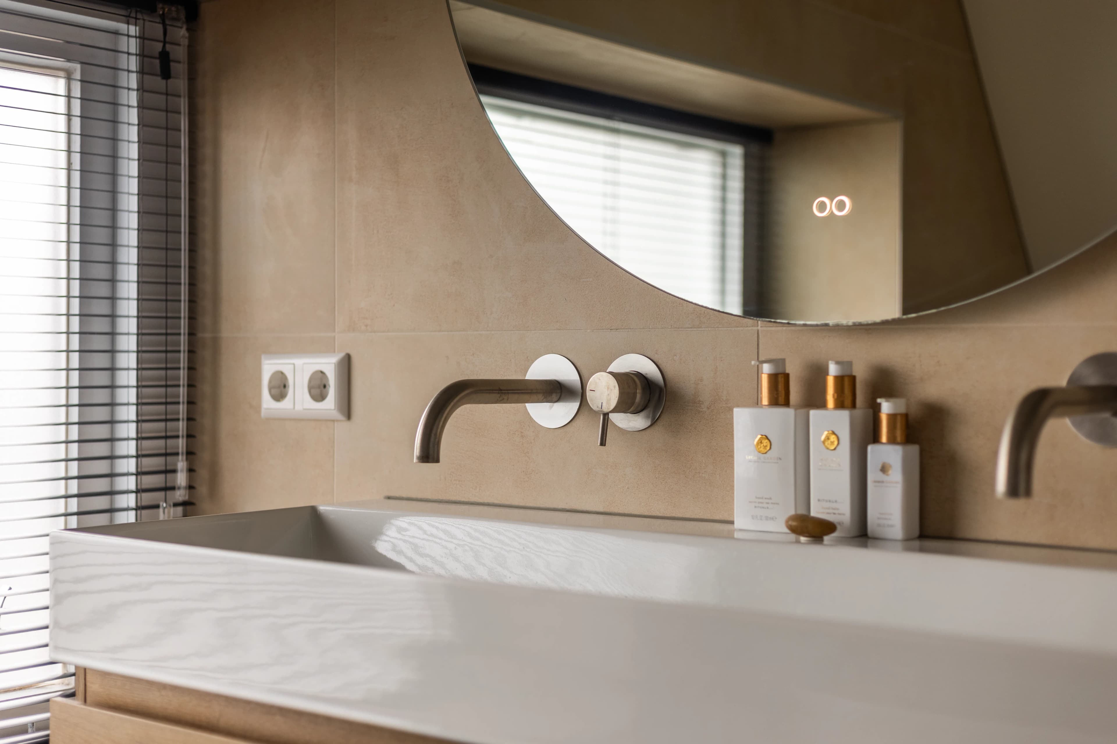 Luxe badkamer met houten meubel, dubbele spiegels en vrijstaand bad, interieur vastgoedfotografie