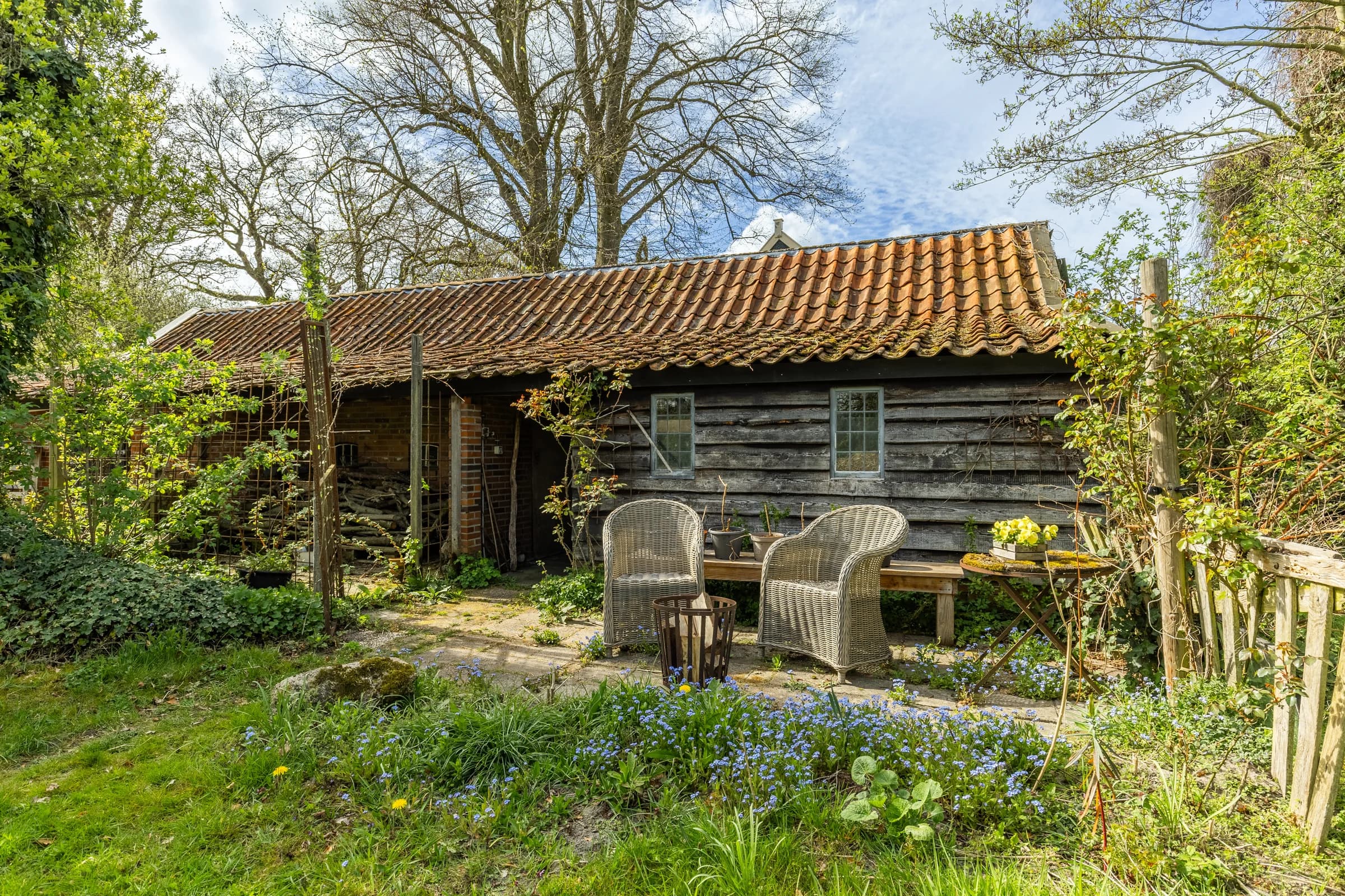 Karaktervolle schuur met tuinstoelen, vastgoedfotografie Friesland