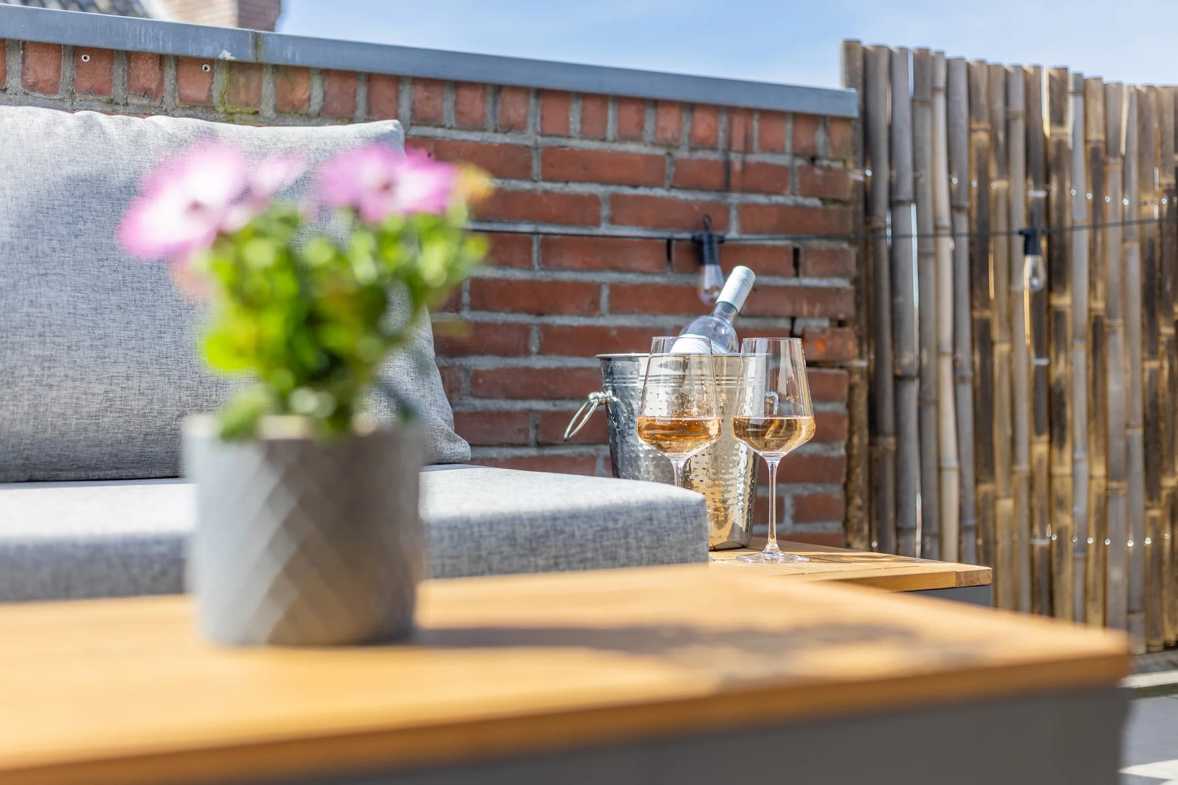 Dakterras met wijnglazen in de zomer, sfeer vastgoedfotografie Friesland