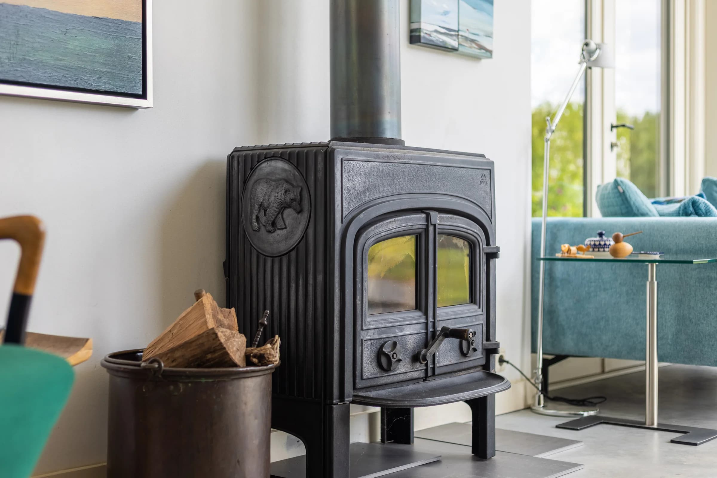 Houtkachel in woonkamer, sfeer detail vastgoedfotografie