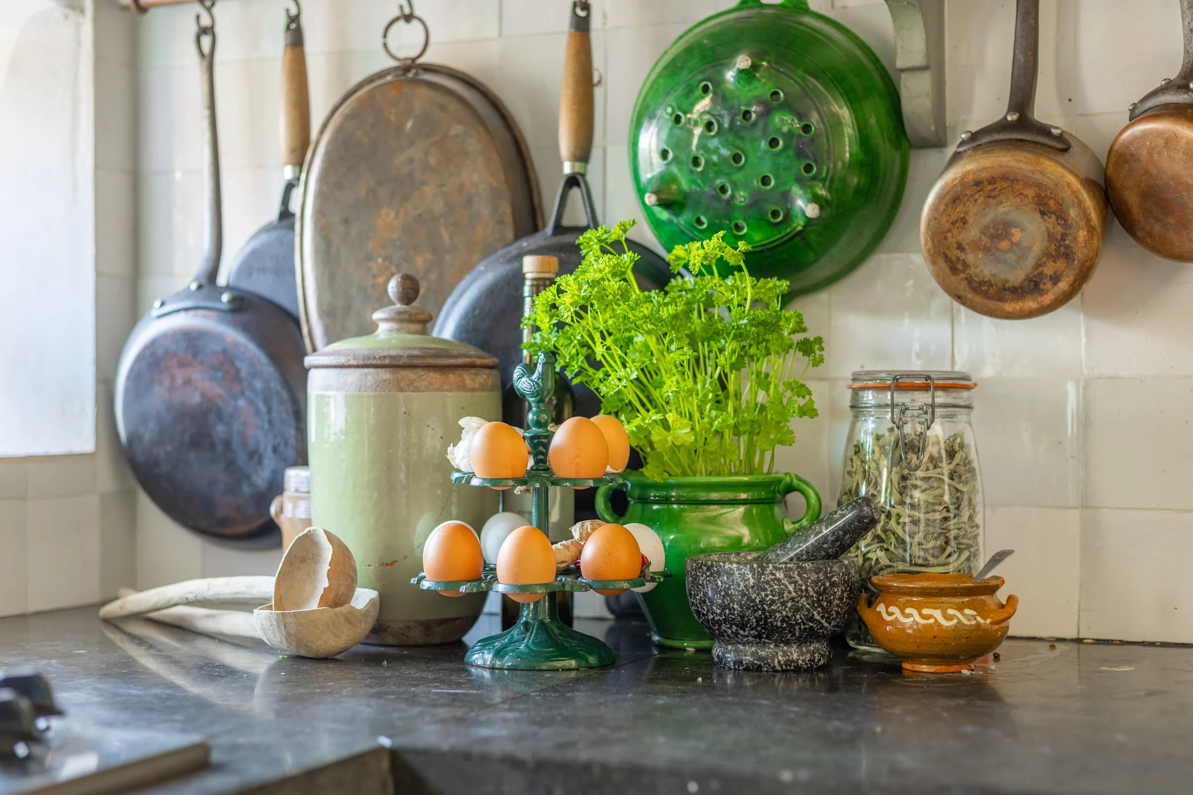Oude keuken met gietijzeren pannen en kruiden, sfeer vastgoedfotografie