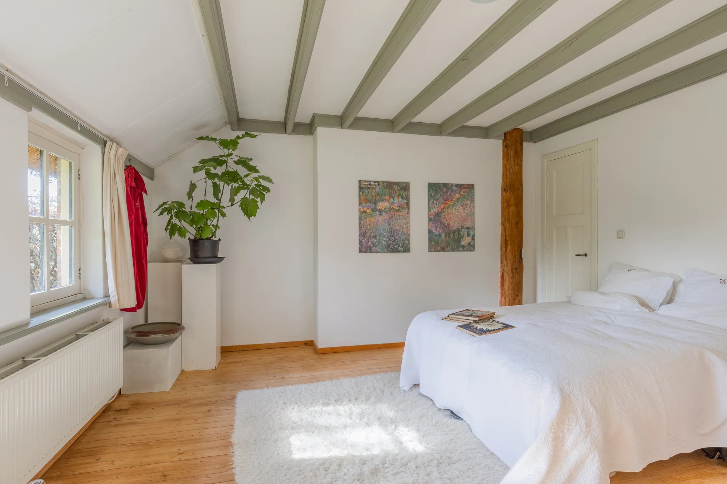 Slaapkamer met houten balken, interieur vastgoedfotografie Friesland