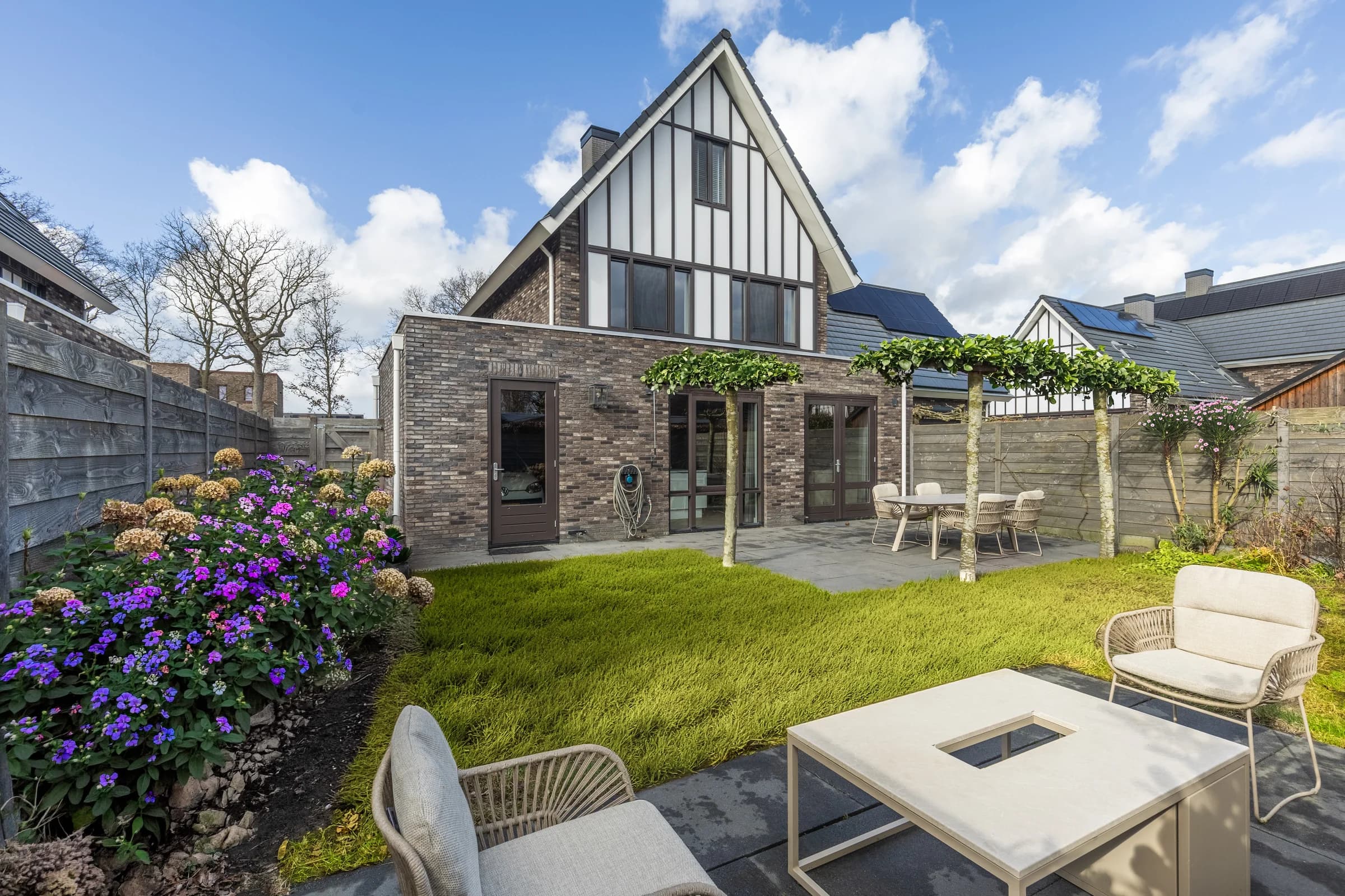 Tuin met terras bij moderne woning Friesland, vastgoedfotografie