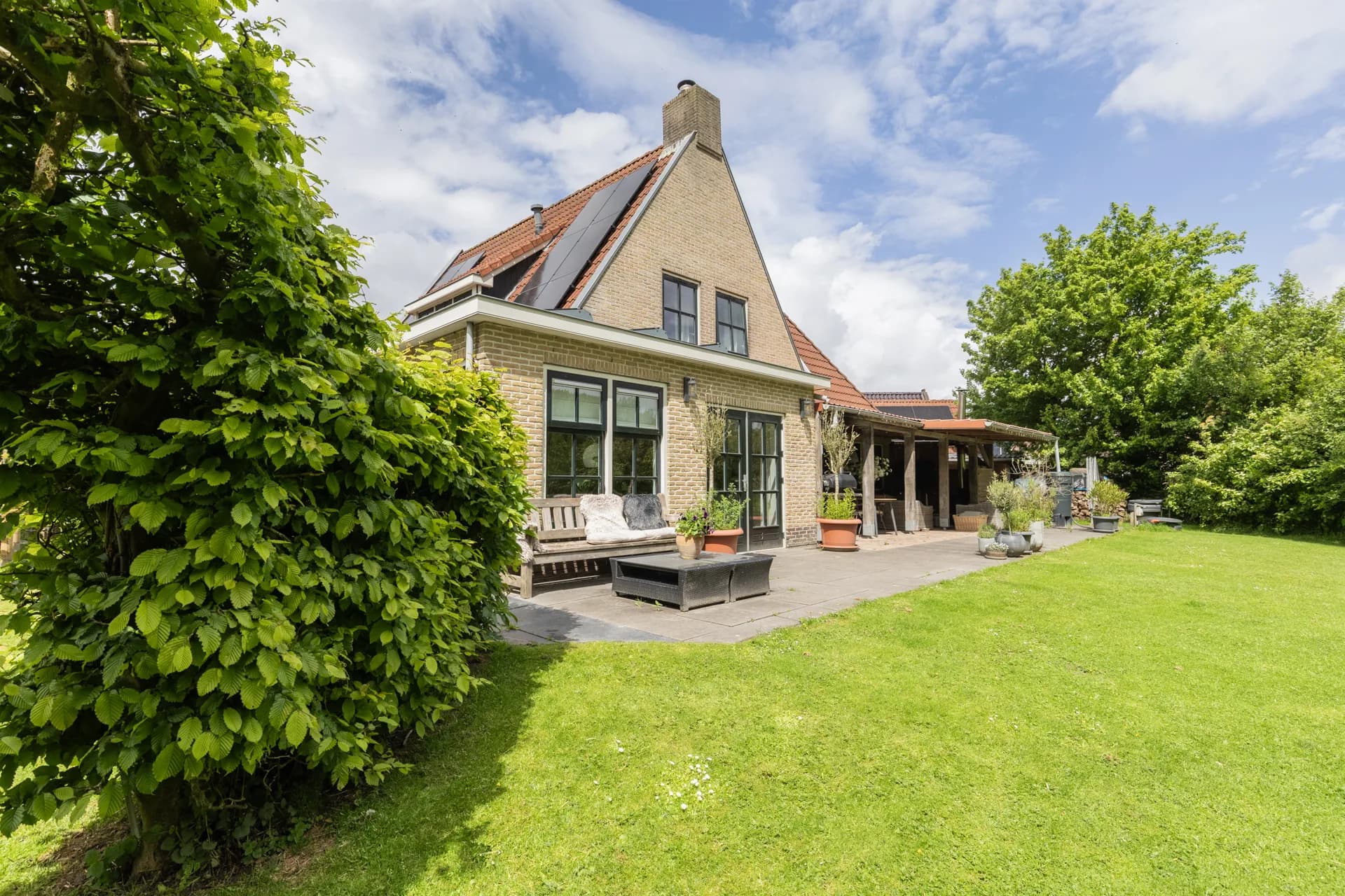 Vrijstaande woning met ruim terras en grote tuin in zonnig Friesland, vastgoedfotografie