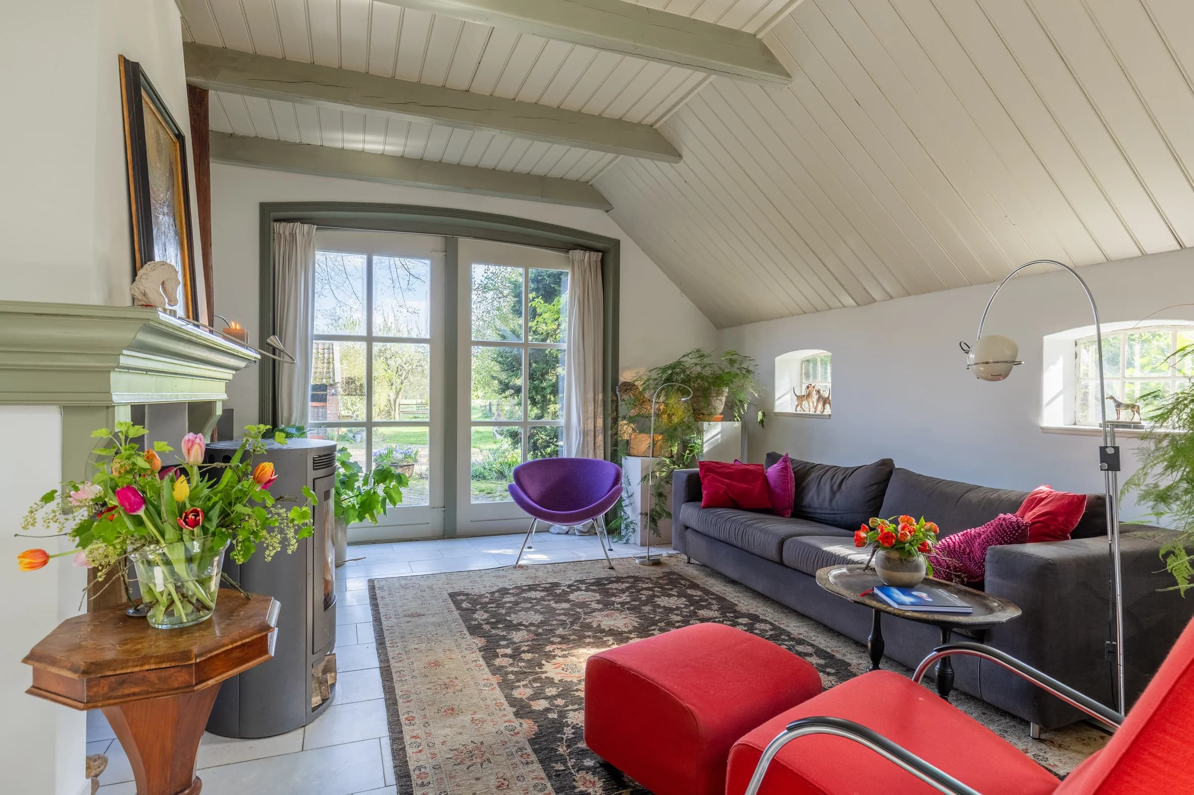 Woonkamer met houten balken en houtkachel, vastgoedfotografie Friesland