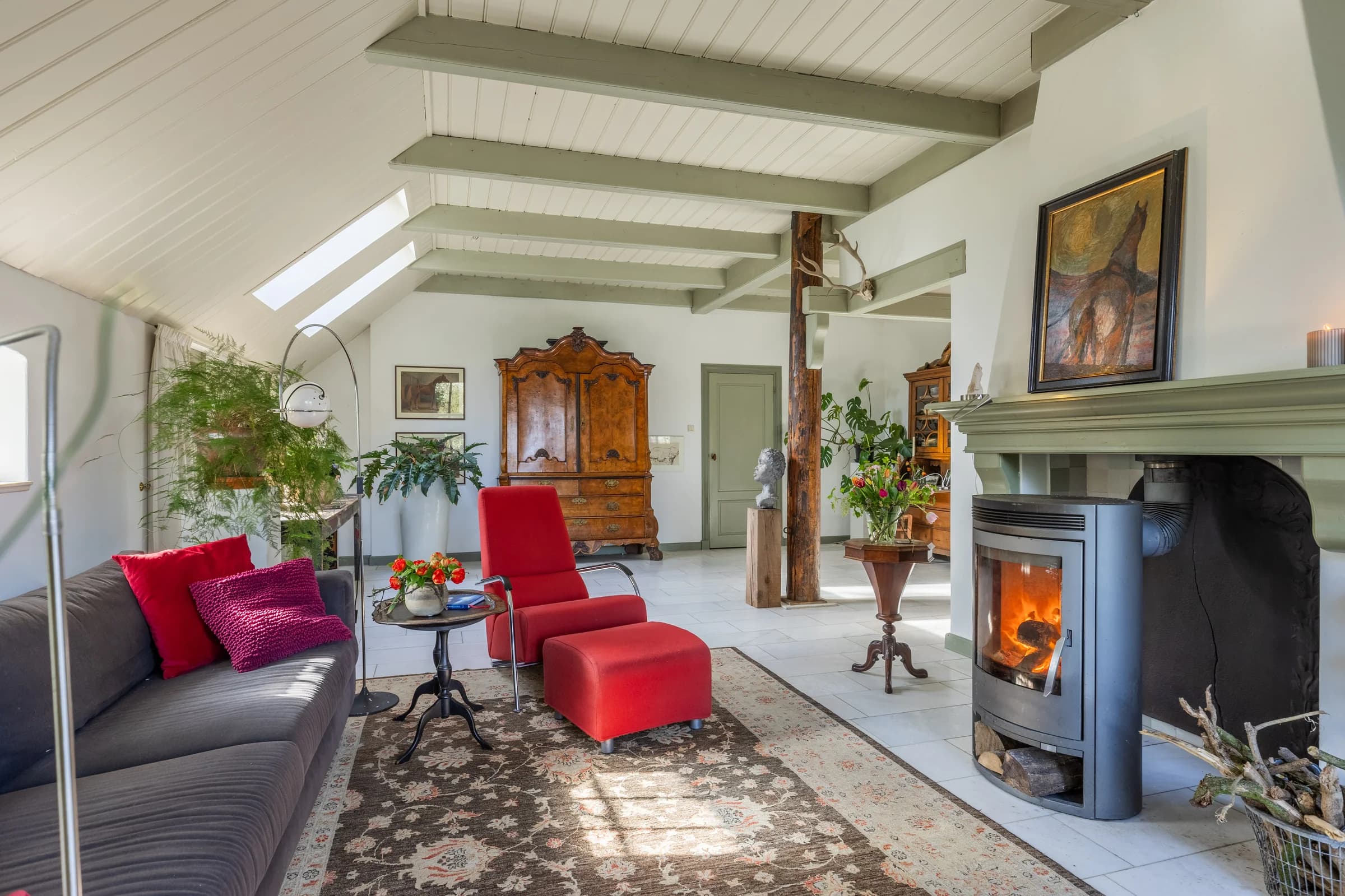 Karaktervolle woonkamer met houtkachel en antieke meubels, vastgoedfotografie
