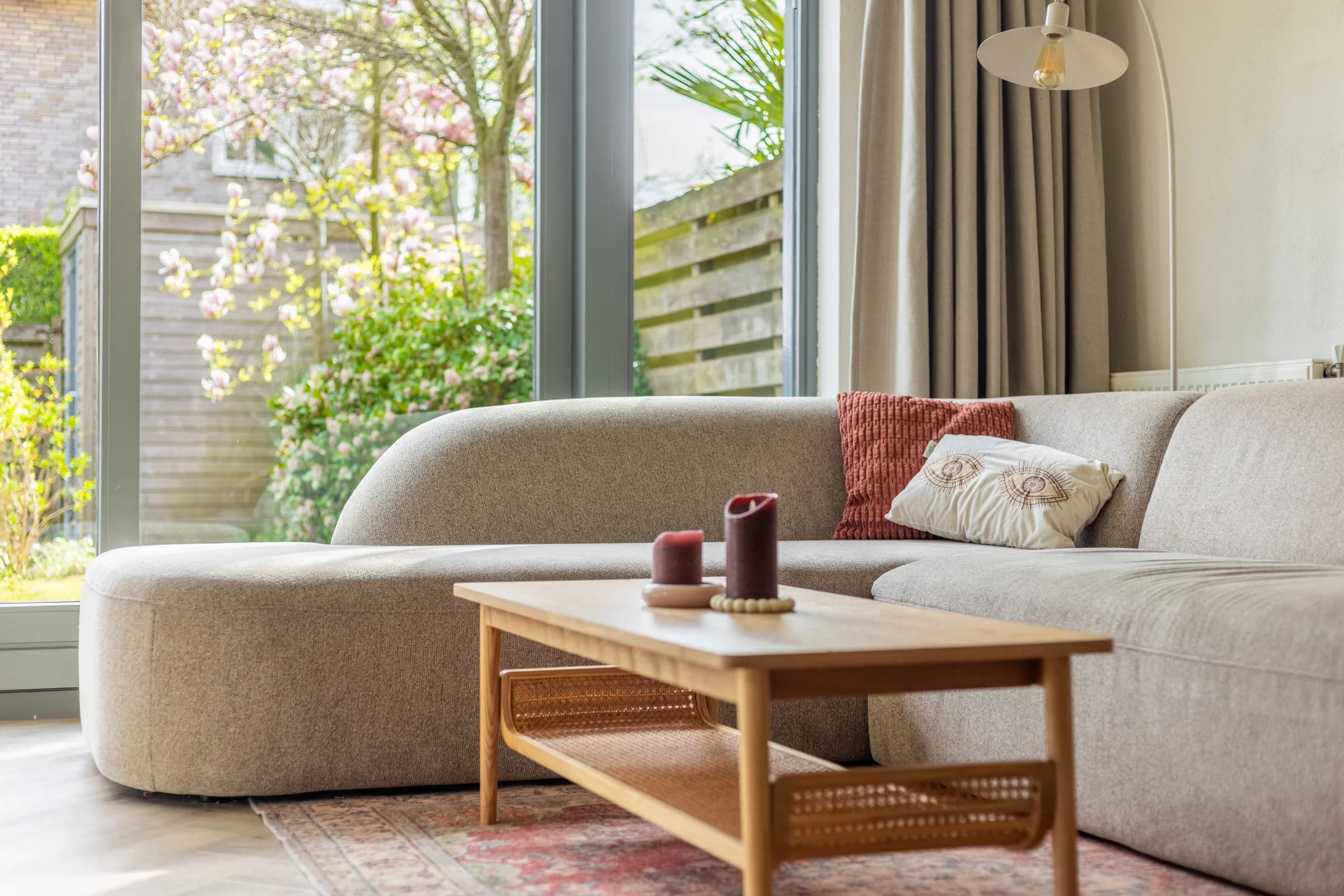 Lichte moderne woonkamer, interieur vastgoedfotografie Friesland