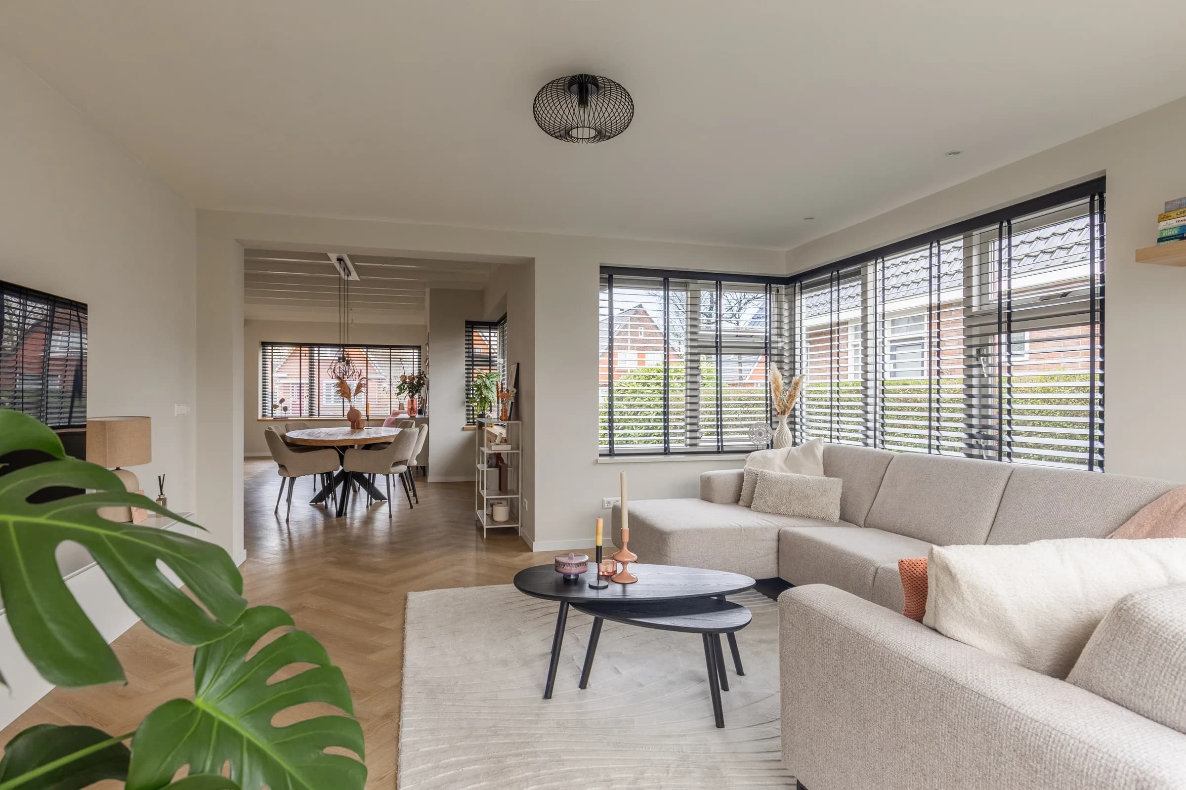 Lichte woonkamer met hoekbank, interieur vastgoedfotografie Friesland