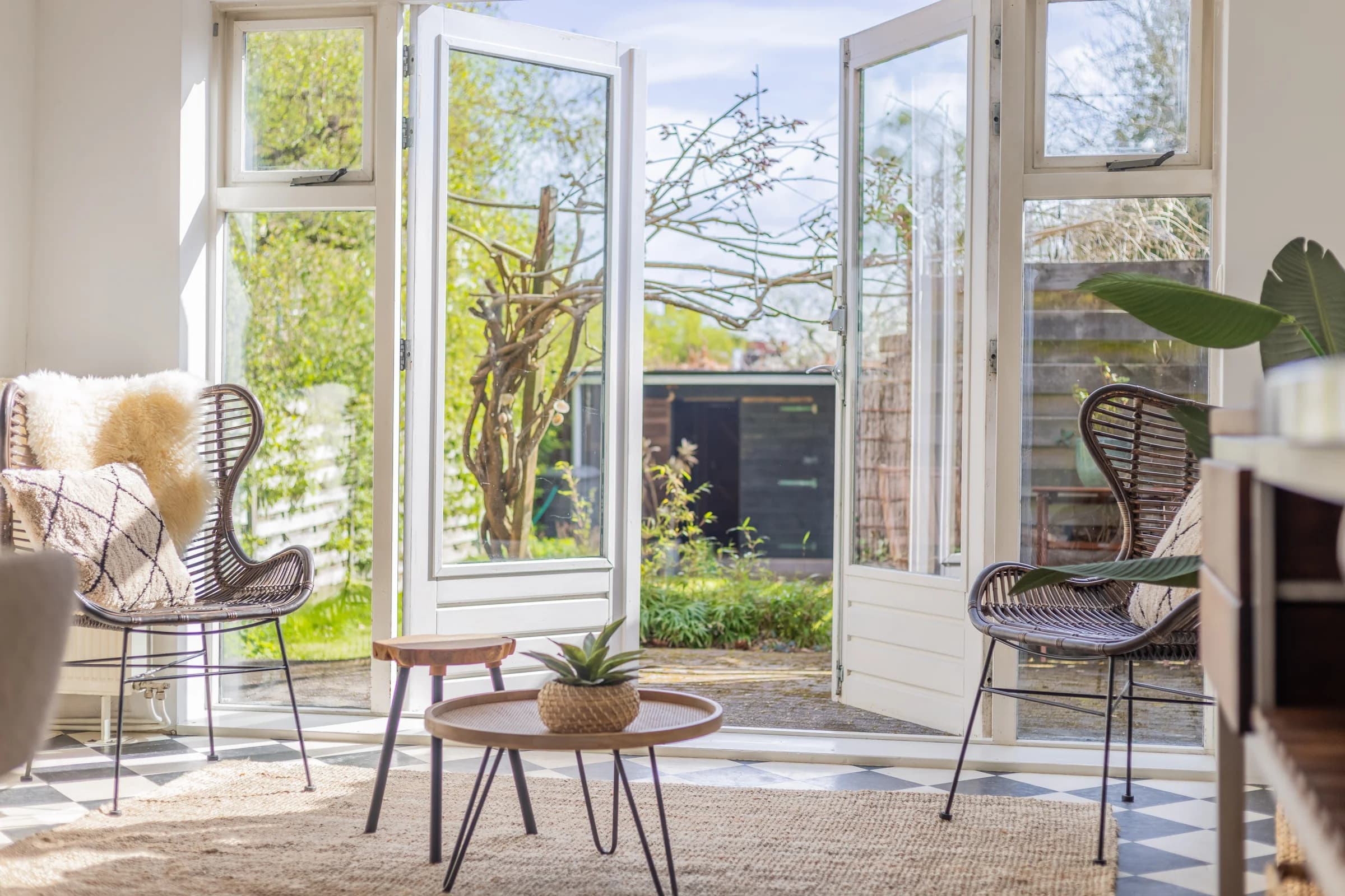 Woonkamer met openslaande deuren naar tuin, interieur vastgoedfotografie